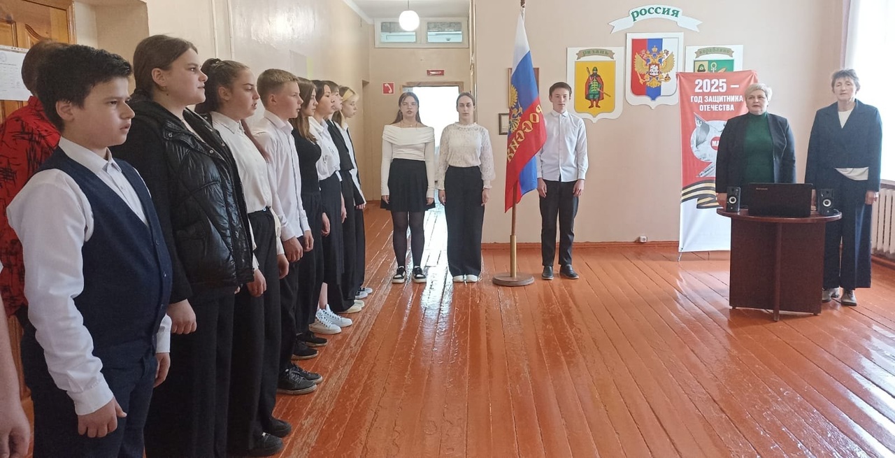 Учебная неделя в школе по традиции началась с торжественной линейки, поднятия флага РФ и исполнения Гимна..