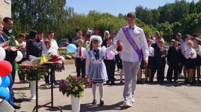 Последний звонок - традиционный праздник российских школьников, заканчивающих учёбу.